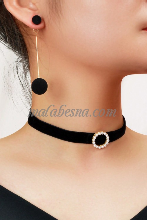 Black necklace and earrings with round pearls