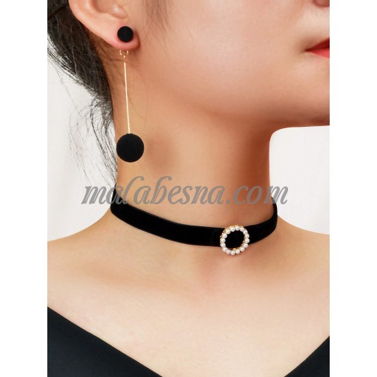 Black necklace and earrings with round pearls