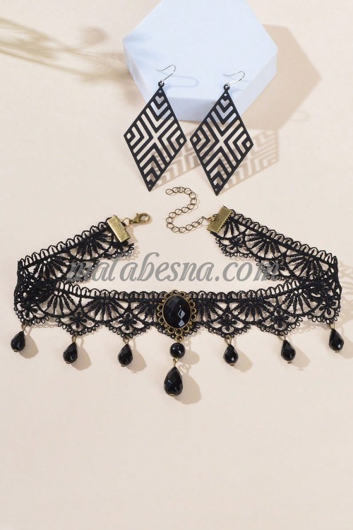 Set of black necklace and earrings with black pearls