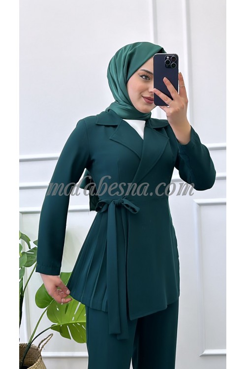 2 pieces Green suit with layers on the waist
