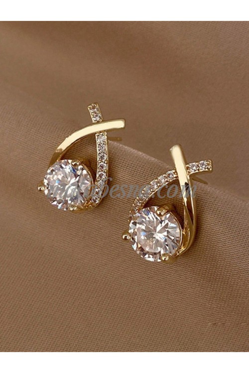 Golden earrings with diamond in the middle