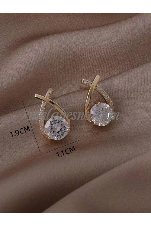 Golden earrings with diamond in the middle